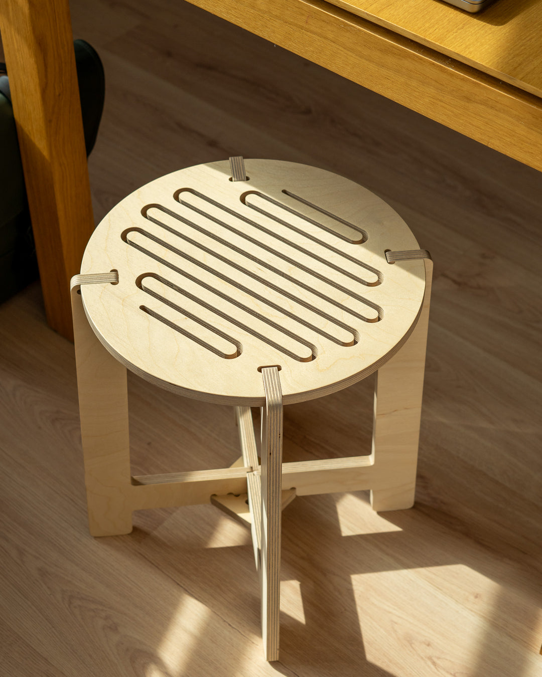 taburete debajo de mesa hecho de madera