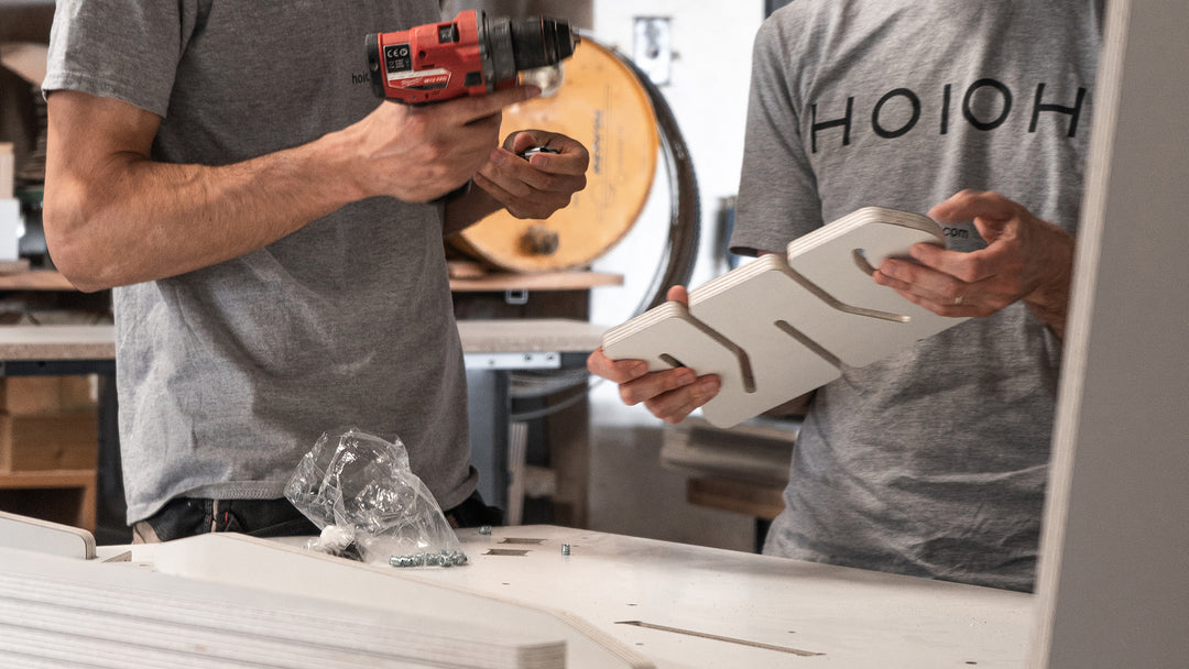 dos personas decidiendo sobre un diseño único de muebles de madera
