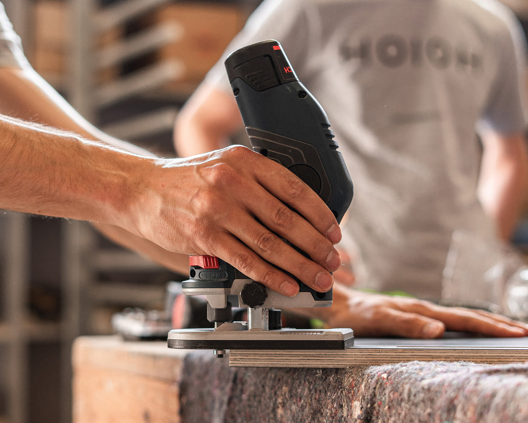 proceso artsanal de creación de mueble de madera a mano con herramientas