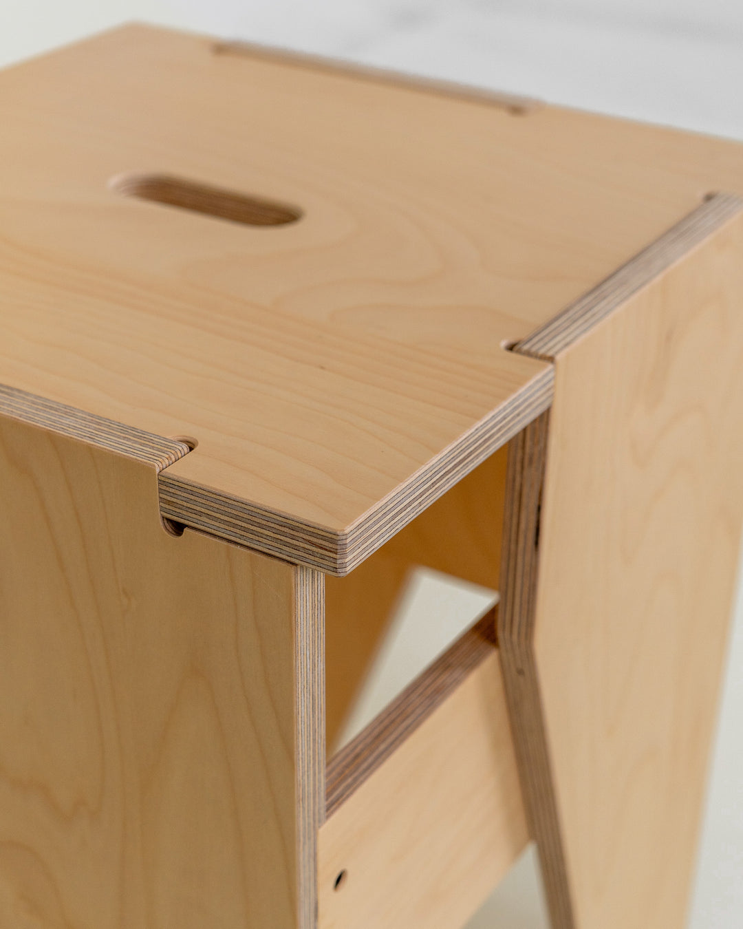 vista lateral del taburete apilable in en madera