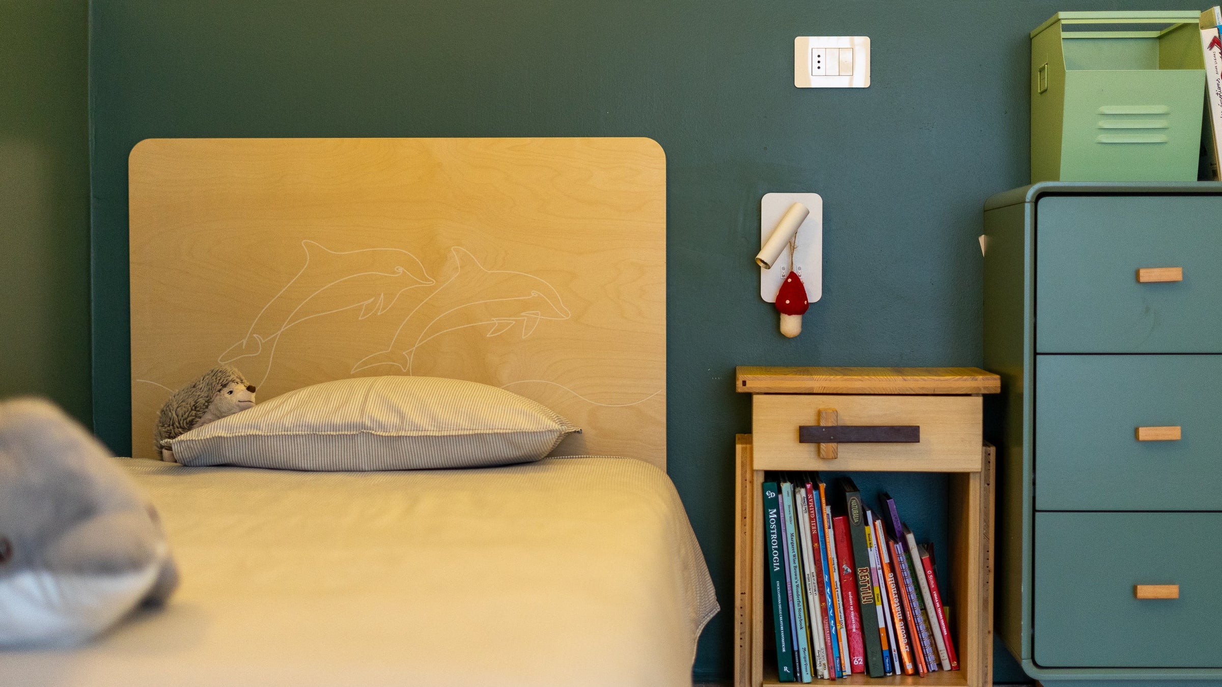 Kids bed headrest with drawings